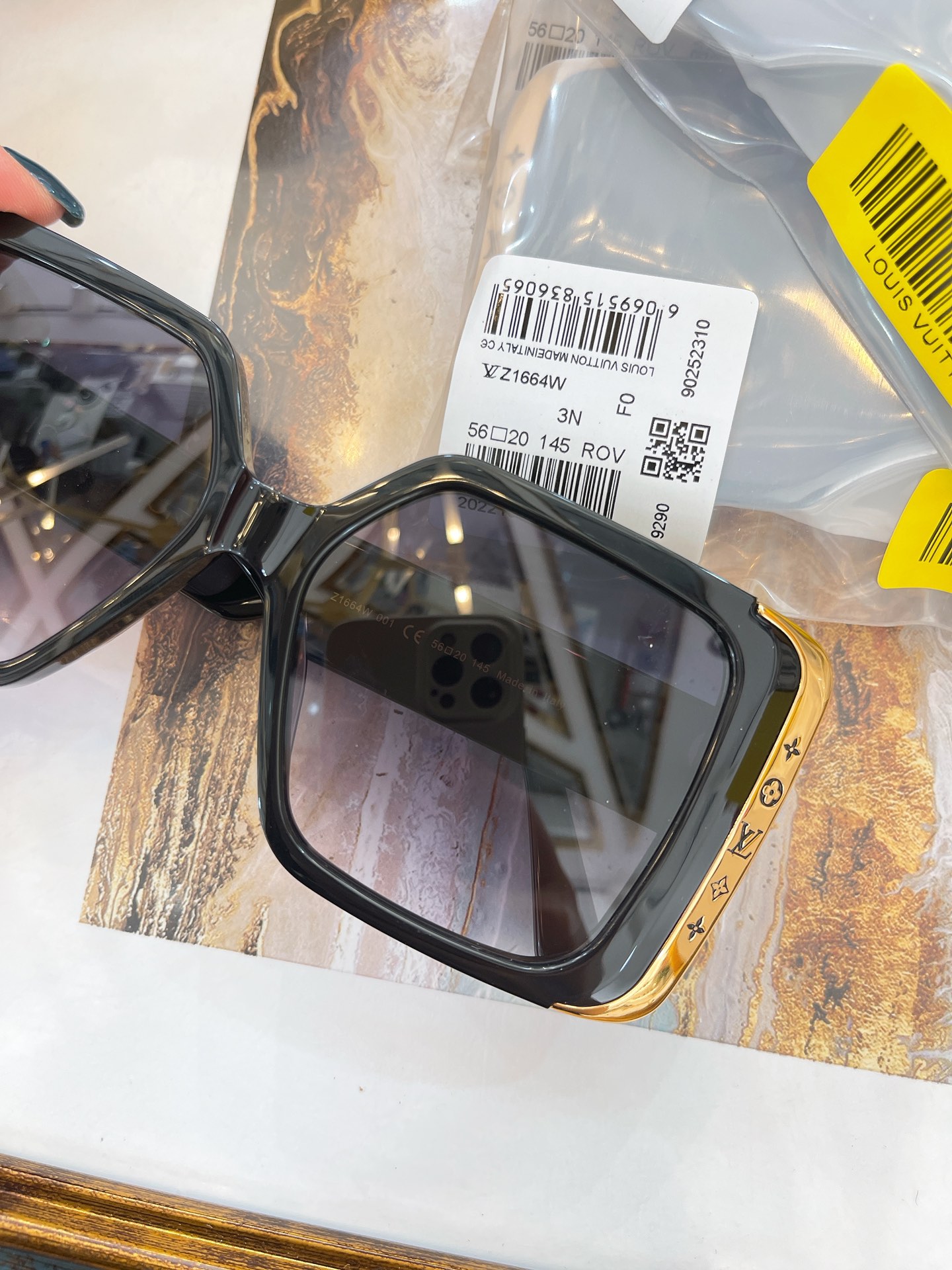 Louis Vuitton® LV Moon Square Sunglasses Black. Size W  Black sunglasses  square, Square sunglasses, Sunglasses accessories